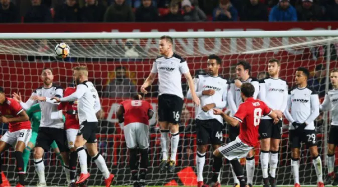 Манчестър Юнайтед се спаси с два късни гола срещу Дарби