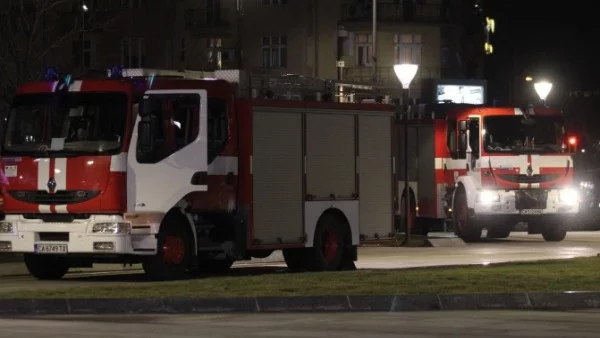 Пожар гори в жилищна сграда в София