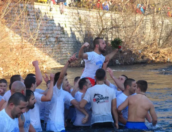 Близо две минути и половина търсиха кръста в реката на Асеновград