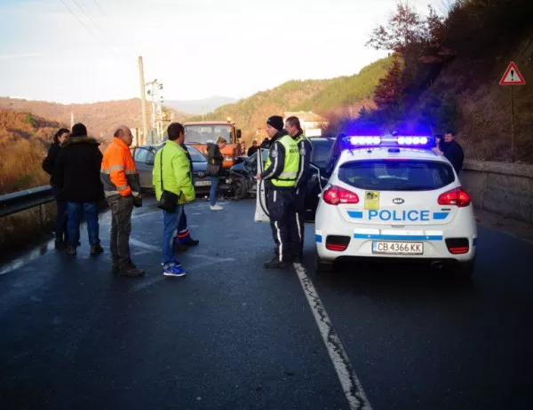 Тройна катастрофа затвори пътя Банско-Симитли, пострада 41-годишна