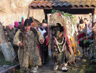 Митично същество гони злите духове на Ивановден в село Кошов 