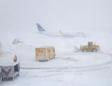 Хиляди полети в САЩ са отменени заради снежни бури 