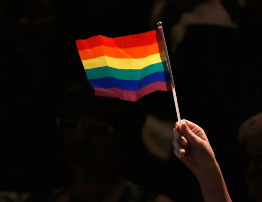 Индонезия привика британския посланик заради флаг на ЛГБТК