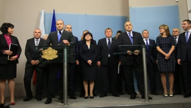 Борисов срещу Радев: Гъстата мъгла, криеща грозната истина