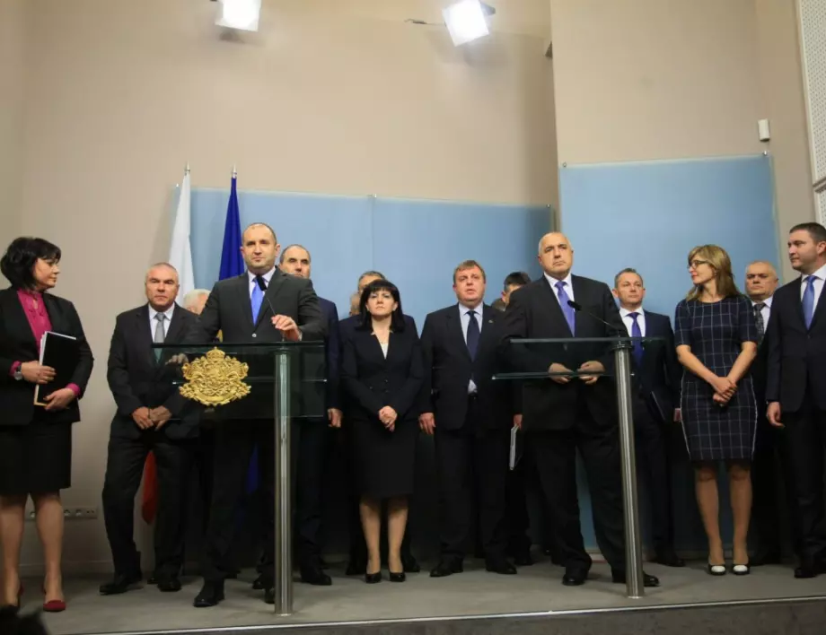 Борисов срещу Радев: Гъстата мъгла, криеща грозната истина