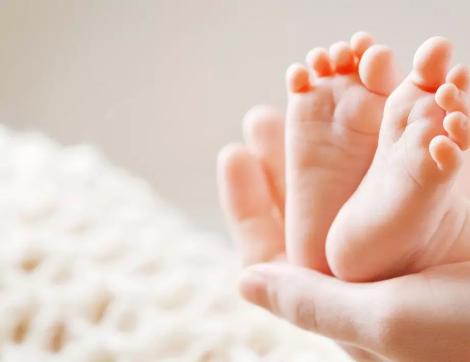 Изписаха жената с коронавирус, която роди здраве бебе в Хасково
