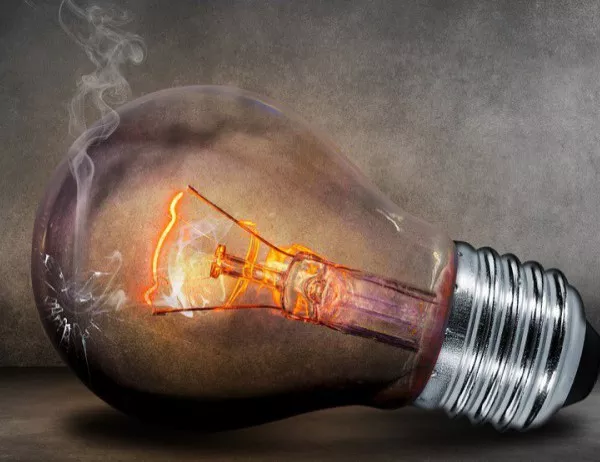 Томас Едисон извършва демонстрация на създадената от него електрическа лампа