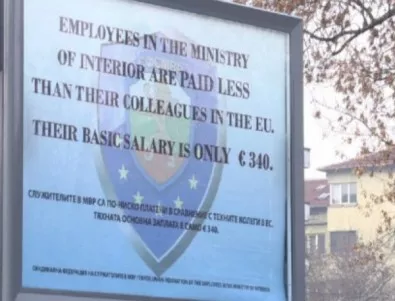 Свалиха билборд на служителите на МВР, с който щяха да посрещнат еврочиновниците