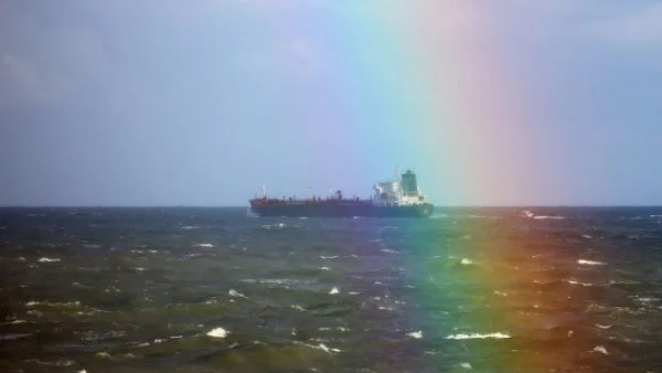 Горящият в Източнокитайско море ирански танкер потъна след взрив