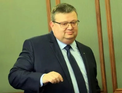 Цацаров се оплаква, че съдът му пречи да опита да осъди депутат от БСП