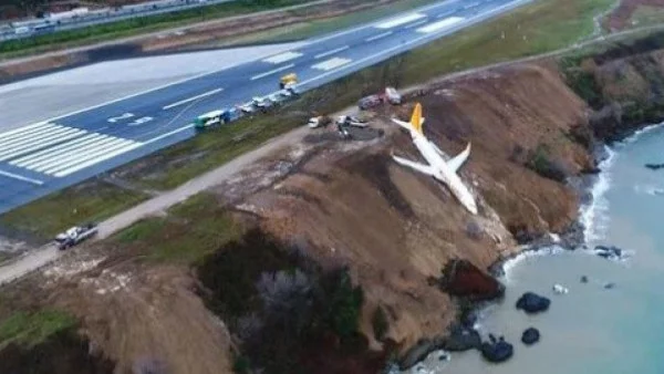Вижте какво нещастие се размина на пътнически самолет (ВИДЕО)