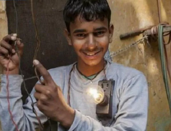 Момче от Индия пропуска 11 000 волта ток през тялото си (ВИДЕО)  