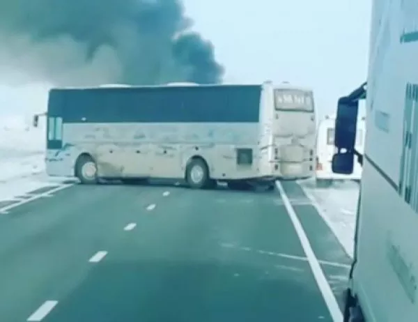 52 души загинаха в горящ автобус в Казахстан (ВИДЕО)