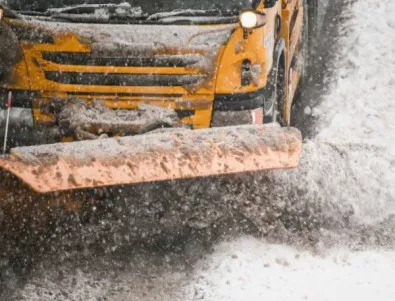 Над 350 снегопочистващи машини обработват пътищата