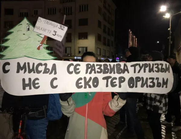 Протестиращите за Пирин не се съгласиха, че Борисов е зелен, дадоха му друг цвят (Видео)