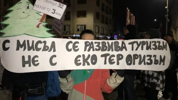 Протестиращите за Пирин не се съгласиха, че Борисов е зелен, дадоха му друг цвят (Видео)