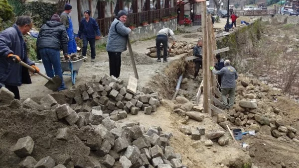 В Мелник редят павета по улица без настилка