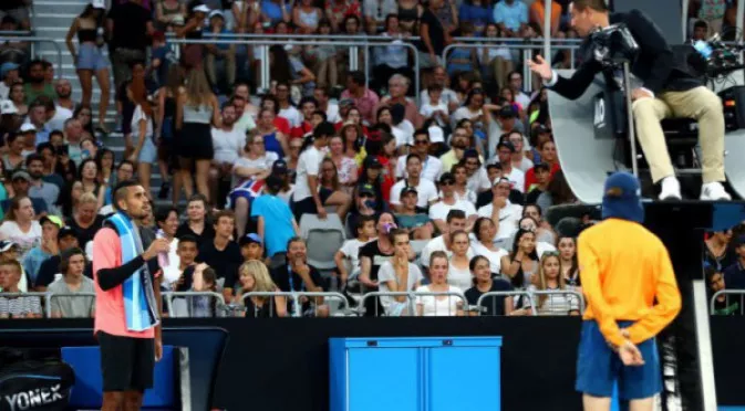 ВИДЕО: Зрител показа как се прекъсва мач на Australian Open по абсурден начин