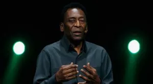 Приеха легендарния Пеле в болница в Париж