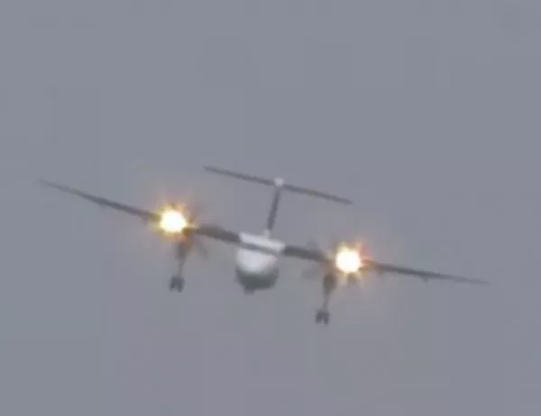 Вижте ужасяващо кацане на самолет на летището в Дюселдорф (ВИДЕО)