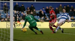 "Красотата" на английския футбол: Фен на Мидълзбро се изпика в шишето на противников вратар (ВИДЕО)