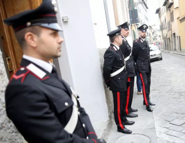 Убийство и безразборна стрелба по хора в малък италиански град