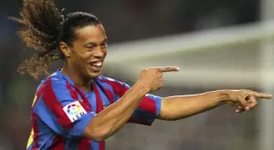 ЛЕГЕНДАРНИ кадри: 5 минути от величието на иконата Роналдиньо (ВИДЕО)