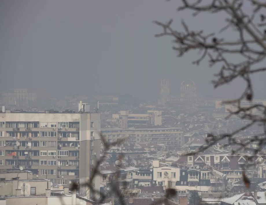 Замърсяване на въздуха на много места в страната тази сутрин