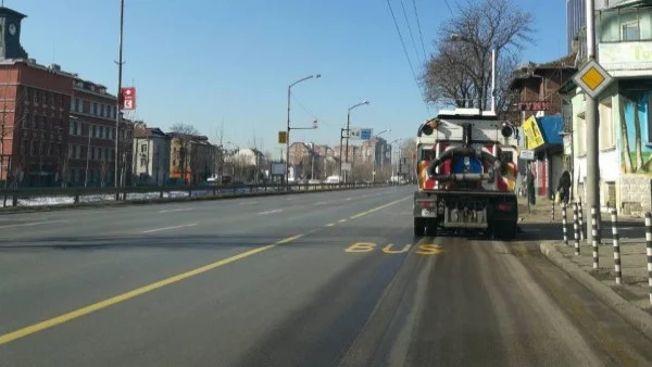 В София метат и мият улиците извънредно заради мръсния въздух