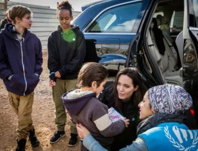 Анджелина Джоли и децата й посетиха бежански лагер