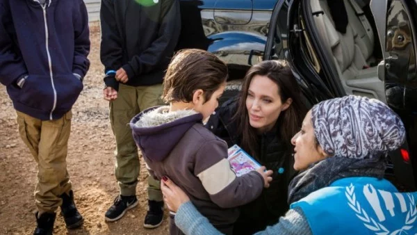 Анджелина Джоли и децата й посетиха бежански лагер