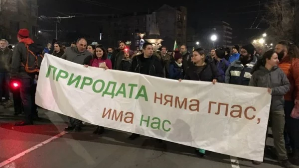 Акция "Тебешир" пред Министерски съвет в поредния протест за защита на Пирин