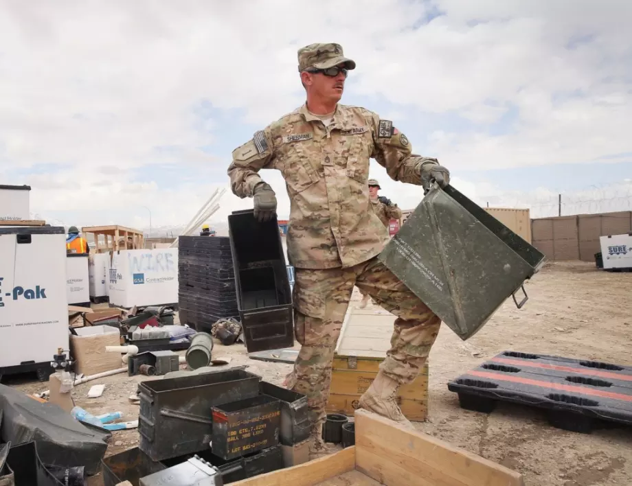 Американците бягат от Афганистан, изоставяйки оръжия и оборудване