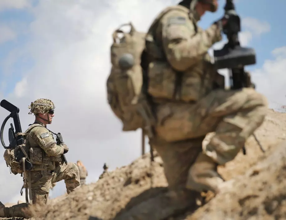 НАТО решава през февруари докога остава в Афганистан
