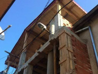 Пловдивски роми вградиха улична лампа в къща