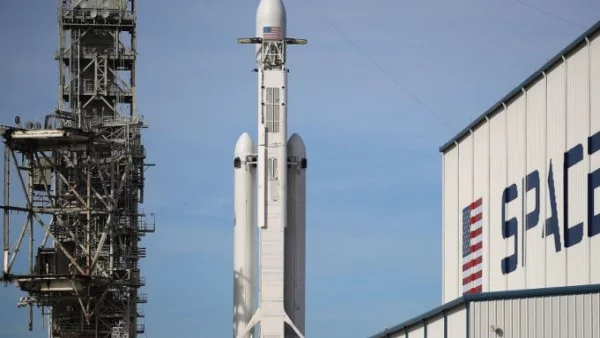 SpaceX не успя при първия опит да изстреля телескопа, с който ще се търсят нови планети като Земята