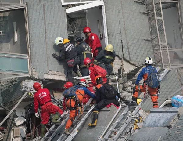 Сграда падна в Истанбул заради "контролирано" разрушаване на друга, земетресение в Мексико и спасителна операция в Манила