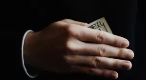 Рефер, свирещ в Шампионската лига, беше обвинен в уреждане на мачове 