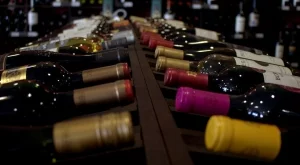 Данъчните във Варна продават на търг 21 тона алкохол 