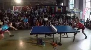 Игра на пинг-понг с глави взриви мрежата (ВИДЕО)