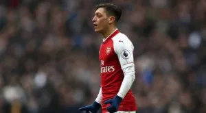 Унай Емери също се намеси в спора "Йозил"