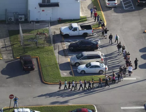 Равносметка: 17 убити след стрелбата в училище във Флорида