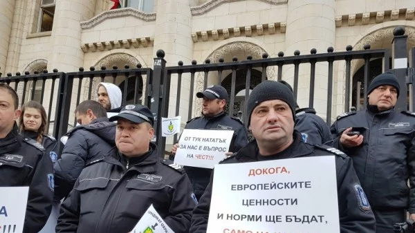 Служителите на затворите спират протестите си