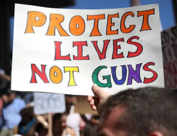 Ученици от Флорида организират марш за контрол над оръжията