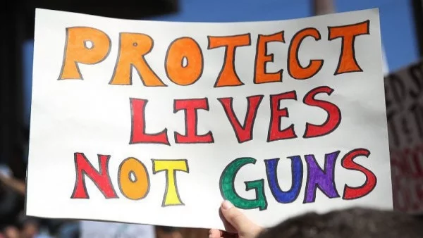 Ученици от Флорида организират марш за контрол над оръжията