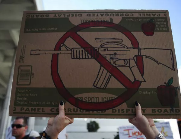 Хиляди протестираха във Флорида срещу оръжията