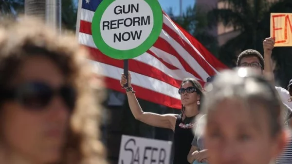 Младежи в САЩ и Европа протестират срещу огнестрелните оръжия