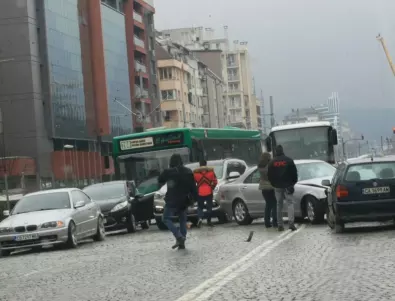 Шофьор помете 7 коли в Пловдив и избяга