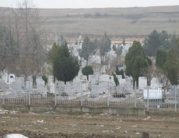 Асенoвградчани алармират: Гробищата в града са като магистрала
