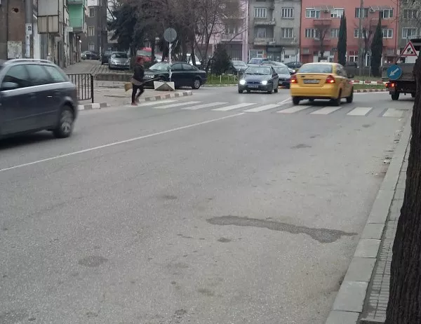 Спират движението по част от ул. "Цар Иван Асен II" в Асенoвград